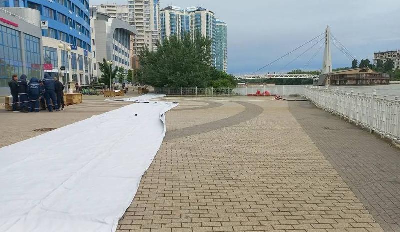В Краснодаре у Моста поцелуев устанавливают дамбу для защиты от паводков