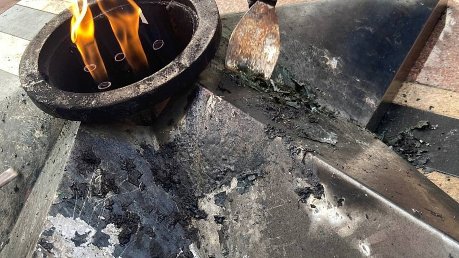В Краснодарском крае вандалы сожгли траурный венок на Вечном огне