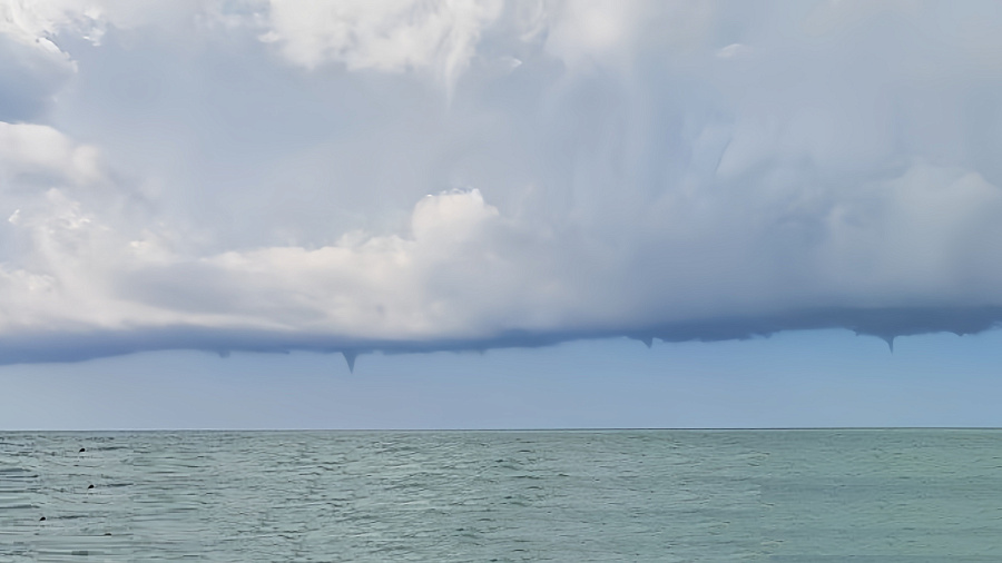 Сразу несколько смерчей появились над морем в Сочи и Туапсе