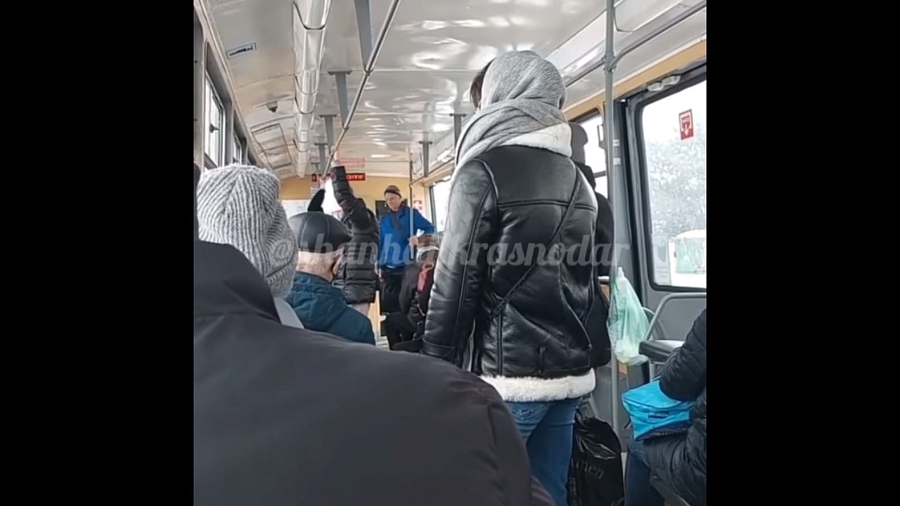 В Краснодаре из-за антимасочника трамвай простоял 15 минут на месте, после чего уехал в депо. Видео