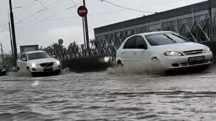 В Краснодаре на улице Московской после кратковременного дождя поплыли автомобили. Видео