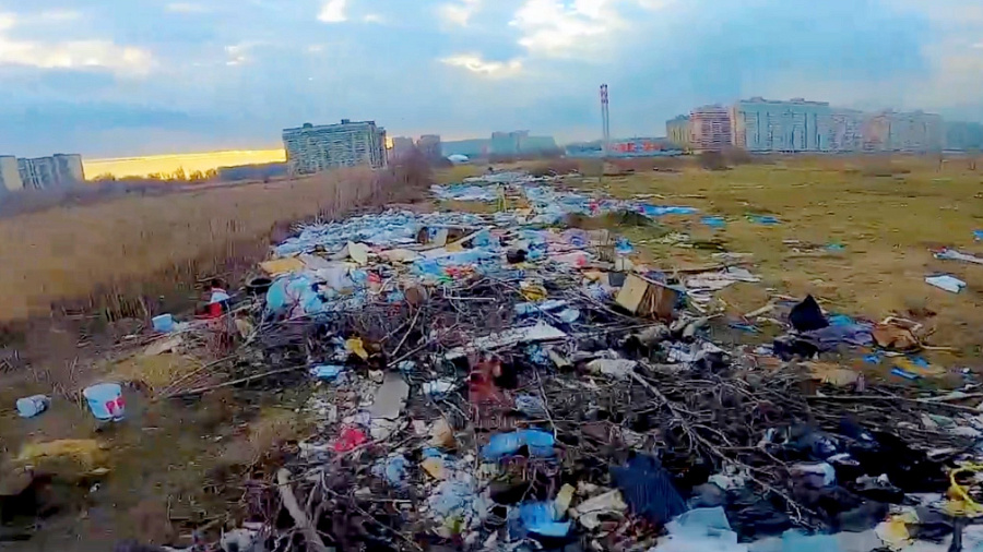 Усыпанные мусором поля под Краснодаром сняли с высоты птичьего полета