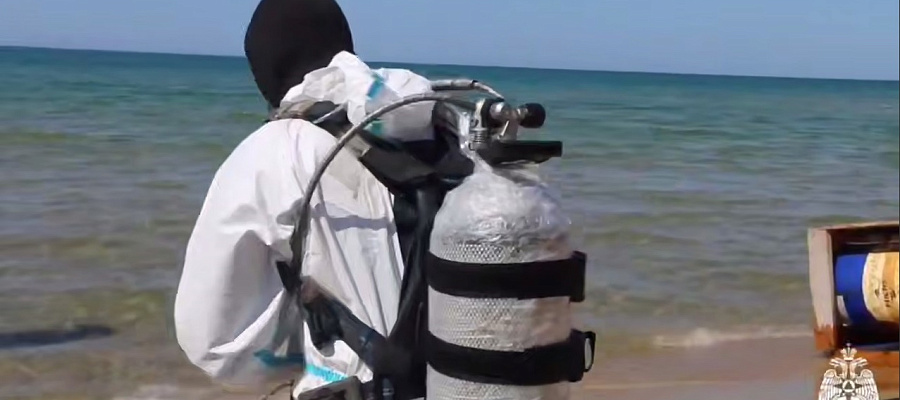 В Краснодарском крае собрано почти 20 тысяч мешков мазута со дна Черного моря