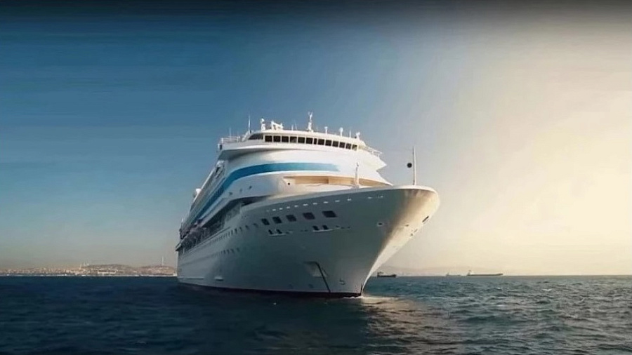 Astoria Grande с сотнями россиян, не допущенный в Стамбул, направляется в Сочи