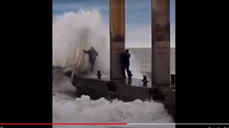 Мощная волна в Сочи едва не смыла в море двух парней во время фотосессии