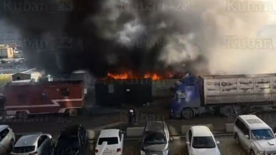 В Краснодаре загорелась стройплощадка