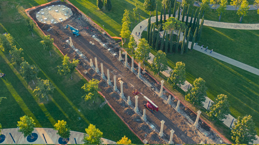 Новый арт-объект с огромными античными колоннами в парке Галицкого в Краснодаре засняли с высоты птичьего полета