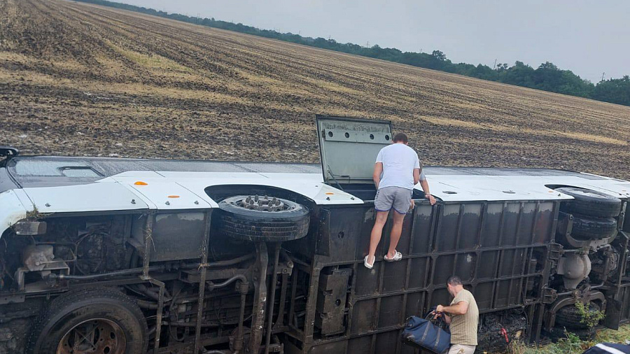 На Кубани возбудили уголовное дело после опрокидывания рейсового автобуса с 32 пассажирами 