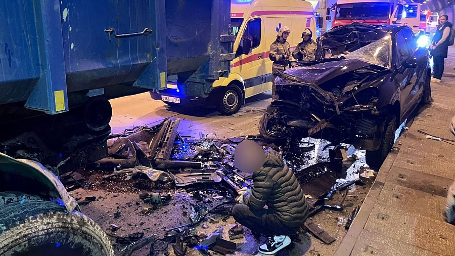 В Сочи 4 легковушки и грузовик столкнулись в тоннеле 