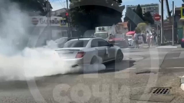 В Сочи водитель Mercedes из свадебного кортежа устроил дрифт и был задержан