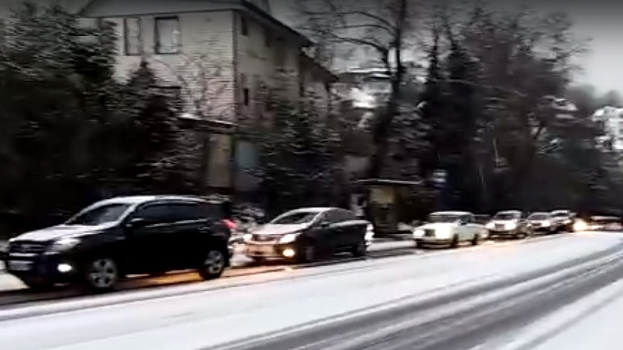 Мощный снегопад в Сочи привел к транспортному коллапсу