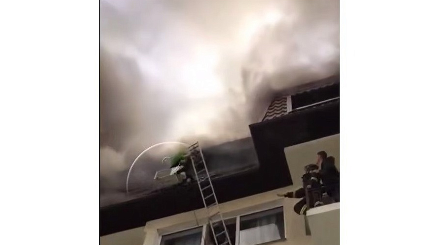 Пожарные эвакуируют жильцов из горящей пятиэтажки в Сочи