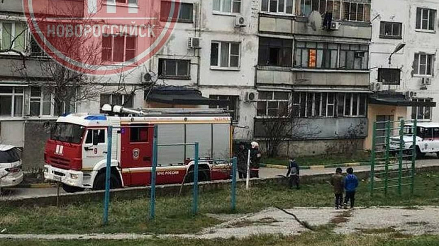 В Новороссийске произошел пожар в многоквартирном доме из-за курения на балконе