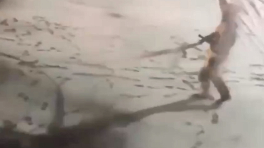В аэропорту Сочи пассажиры самолета с загоревшимся двигателем перед эвакуацией сняли на видео момент ЧП