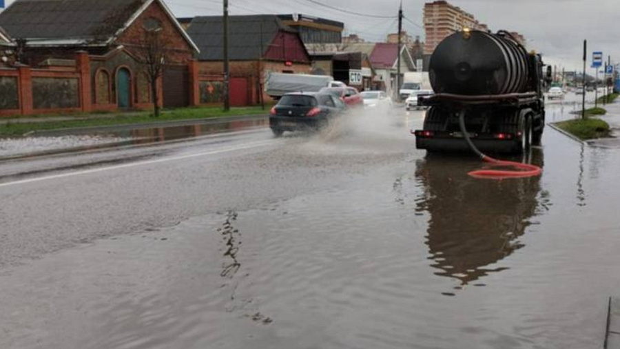 В Краснодаре 5 января улицы ушли под воду после дождя