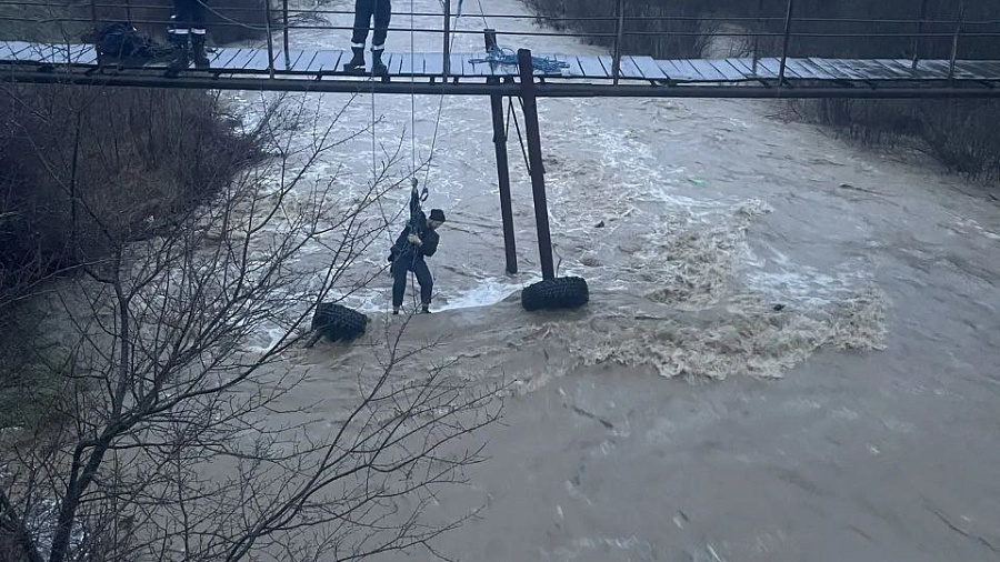 В Северском районе мужчина потерял машину, пытаясь переправиться через реку
