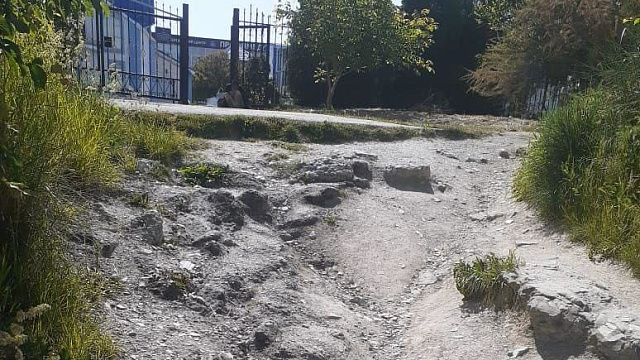 Жители Новороссийска пожаловались на разбитую дорогу к храму