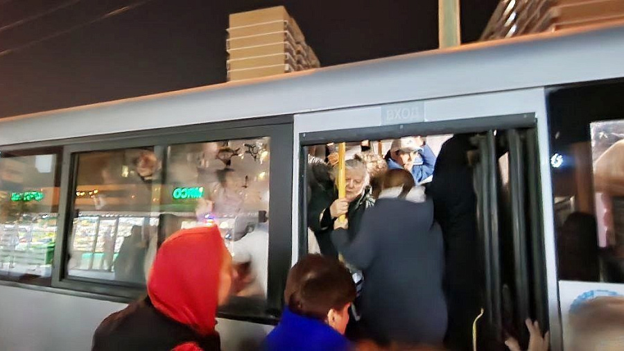 «Простояла 40 минут». В Краснодаре пассажиры общественного транспорта пожаловались на переполненные маршрутки и долгое ожидание рейса