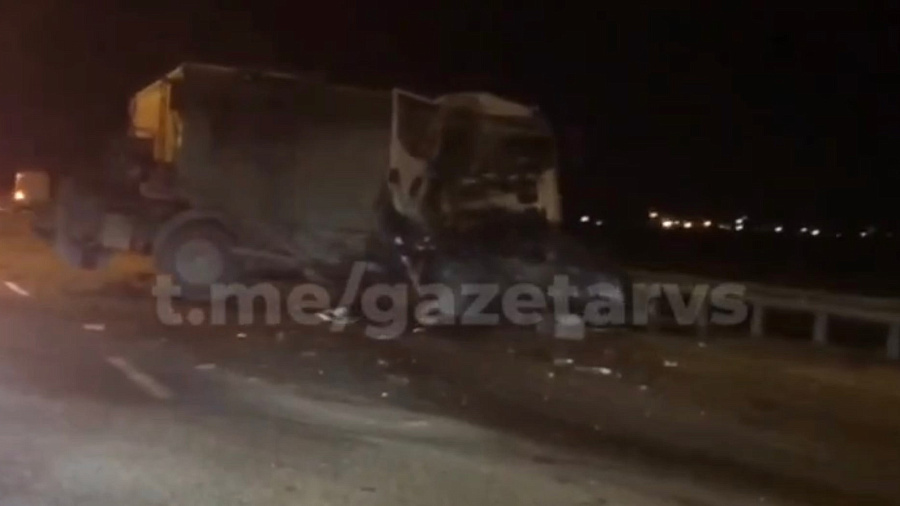 В Динском районе на «М-4 Дон» столкнулись 2 грузовых автомобиля