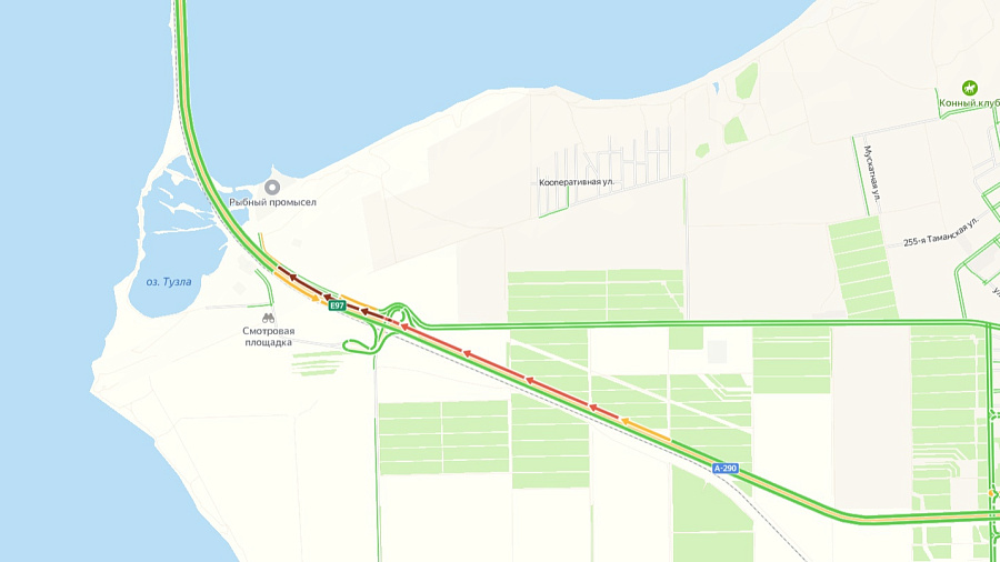 В Краснодарском крае перед Крымским мостом в преддверии выходных образовалась пробка на 3,5 км