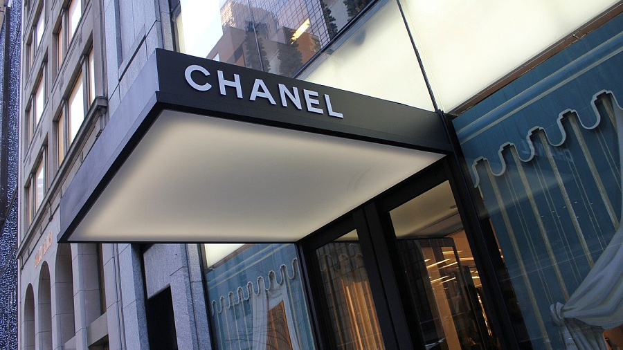 Chanel запретил клиентам носить свои вещи на территории России