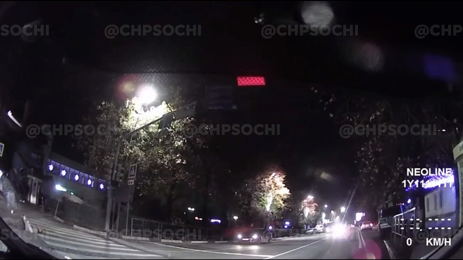 В Сочи подростки в новогоднюю ночь бросили петарды под машину и избили водителя