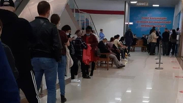 «Провела в ожидании 4 часа»: россиянка пожаловалась на огромную очередь в пункте вакцинации в Краснодаре
