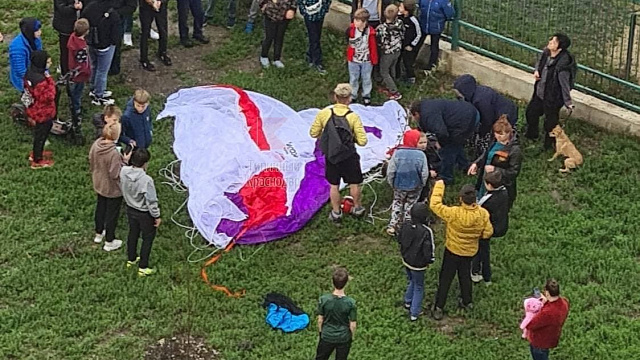 В Краснодаре парень пострадал после прыжка с парашютом с крыши 16-этажного дома