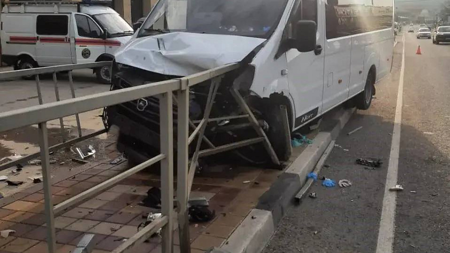 В Джубге спасатели извлекли мужчину с пробитой ногой из машины 