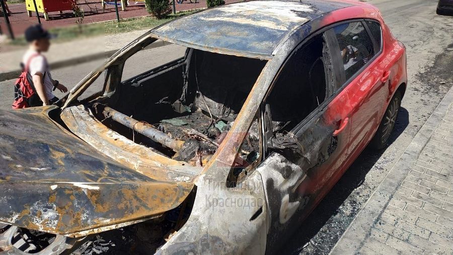 В Краснодаре неизвестный совершил поджог двух автомобилей во дворе многоквартирного дома