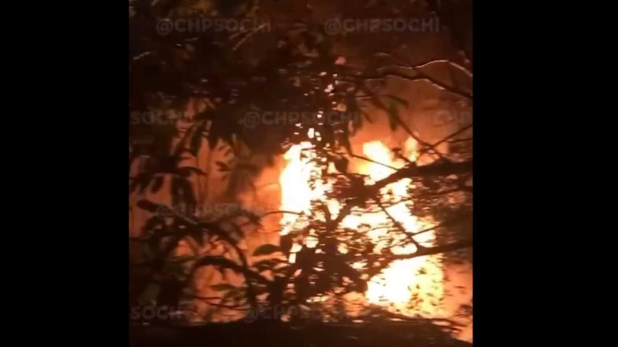 Огонь охватил 170 кв.м: в нежилом здании в Сочи в 7 раз произошел пожар