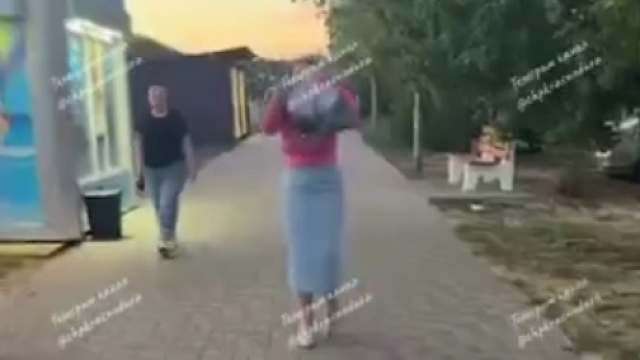 В Краснодаре неизвестная напала на прохожую и порвала ей футболку 