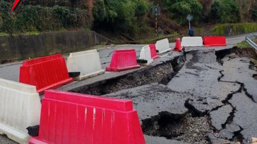 На двух улицах Сочи произошел обвал дороги