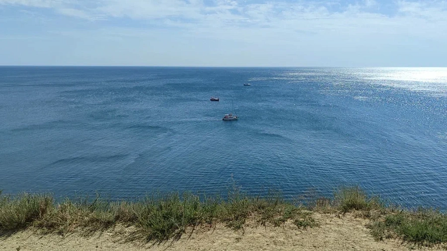 В Анапе начали очищать пляжи от мазута с помощью живых бактерий