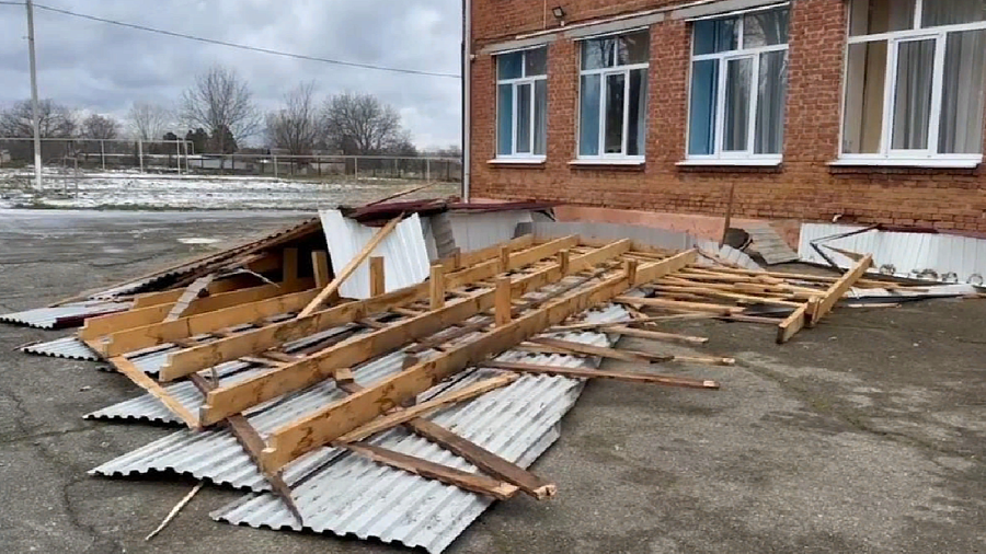 В Лабинском районе ветер снес водонапорную башню и крышу школы и детского сада