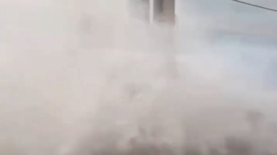 В Сочи сняли на видео, как гигантская волна накрыла «Ласточку»