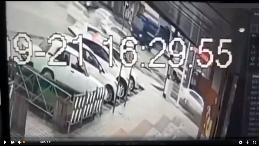 Момент страшной аварии с тремя погибшими девушками в Краснодаре попал на видео 