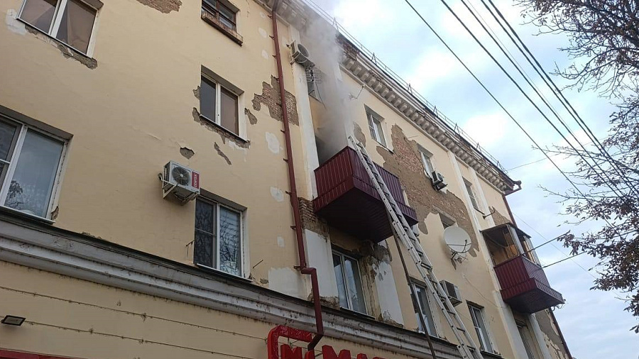 Пожар в Кропоткине: спасатели эвакуировали жильцов многоэтажки, есть погибший