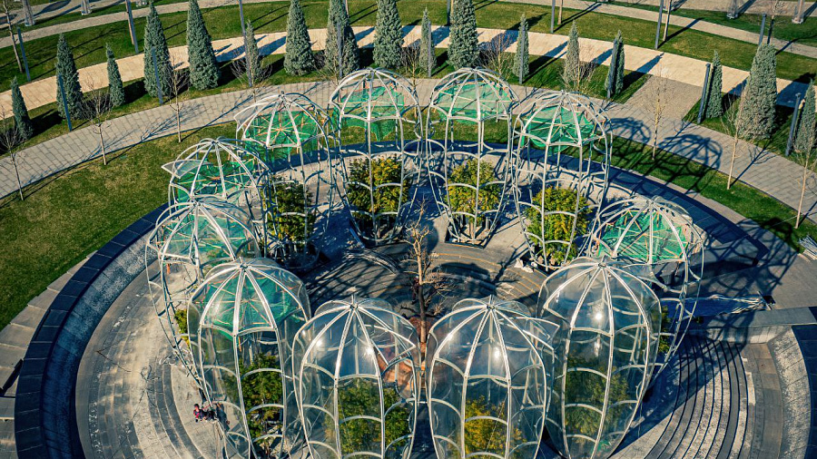 В парке Галицкого в Краснодаре начали снимать защитные купола с растений. Фото
