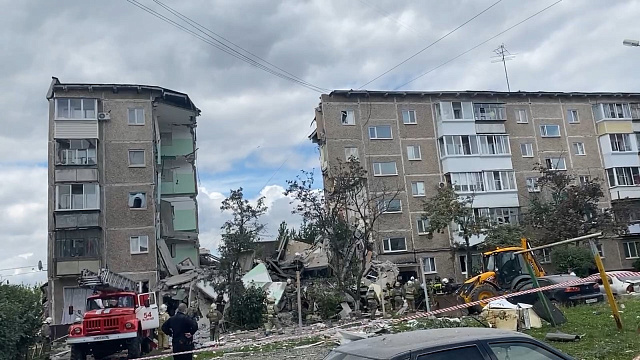 Появились кадры с места обрушения подъездов жилой пятиэтажки в Нижнем Тагиле