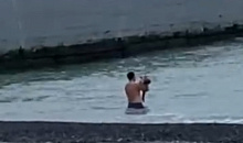 В Сочи полиция ищет мужчину, искупавшего в холодном море маленького ребенка 