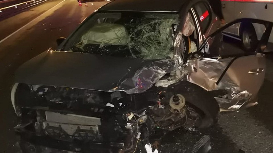 В Сочи пассажирку легковушки зажало в салоне после аварии