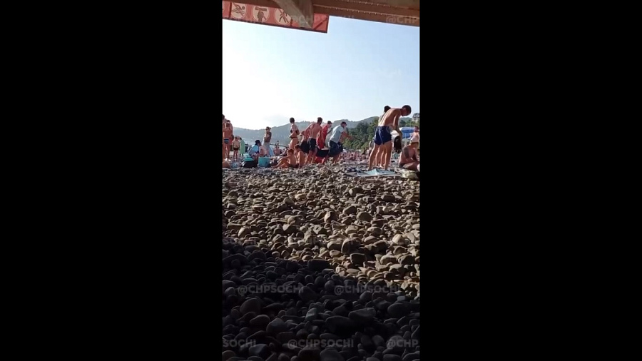 В Сочи из моря туристы вытащили тонущего мужчину (ВИДЕО)