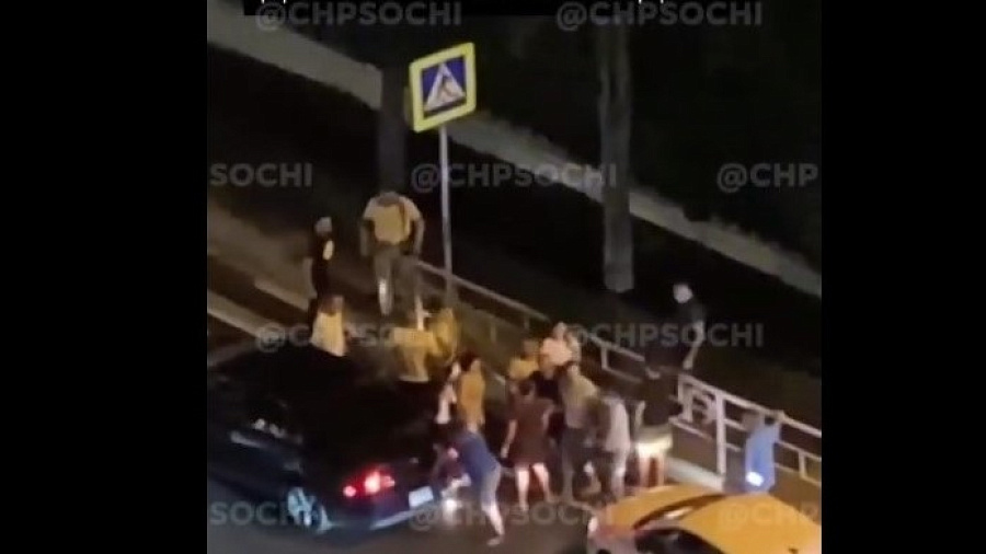Очевидцы сняли на видео массовую драку водителей на дороге в Сочи