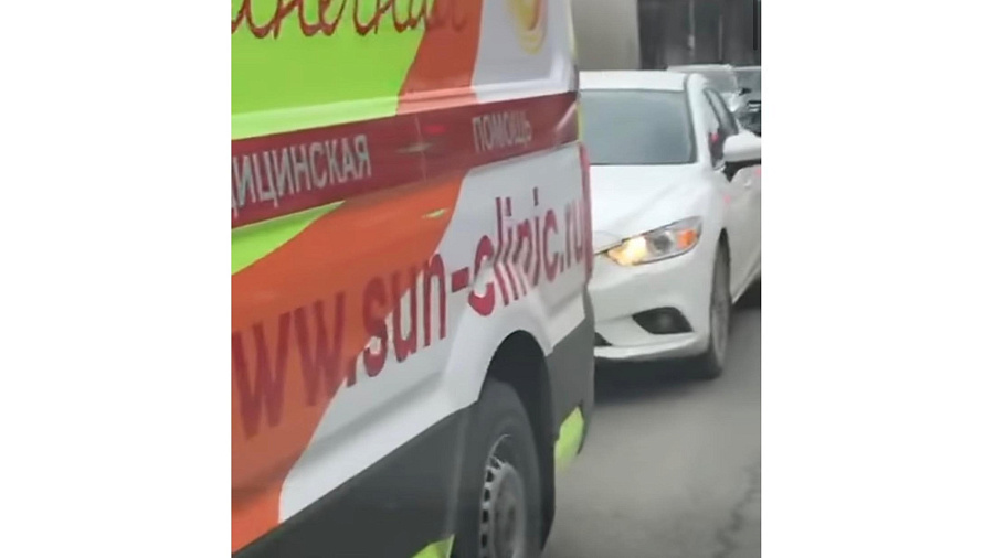 В Краснодаре госавтоинспекторы задержали водителя иномарки, ехавшего вместе со скорой помощью по встречной полосе