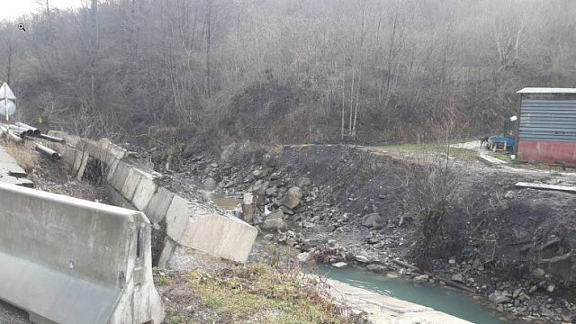 В Туапсинском районе размыло дорогу, опору газопровода и обрушился берег реки 