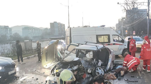 В Новороссийске водитель Lada насмерть разбился о BMW на встречной полосе