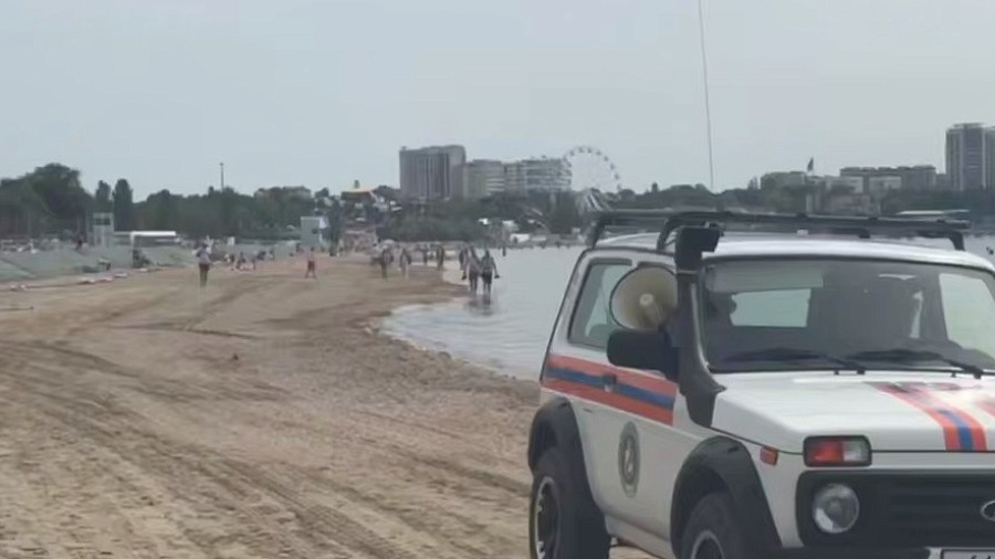 В Анапе усилили автопатрули из-за туристов, заполонивших мазутные пляжи
