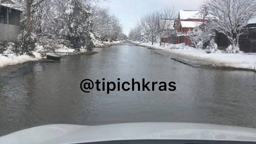 В пригороде Краснодара дети не смогли добраться до школы из-за огромной лужи