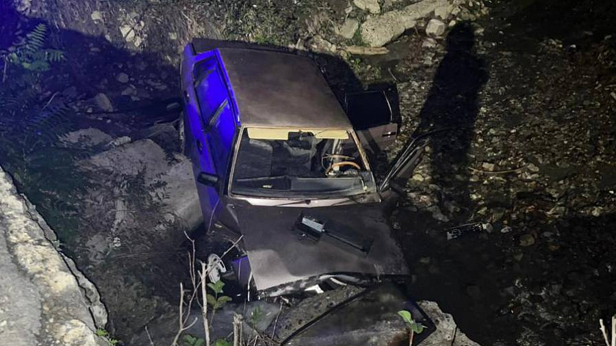 В Сочи автомобиль с 5 подростками рухнул в реку 